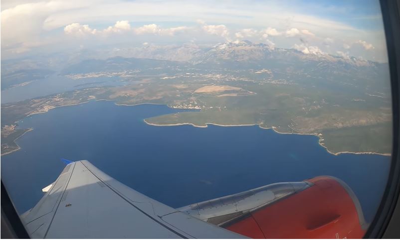 Umro muškarac u avionu iz Tivta za Beograd: Ekipa Hitne pomoći mogla je samo da konstatuje smrt