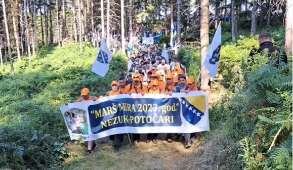 BOŠNJACI I IZ SREBRENICE ZAPRIJETILI NOVIM RATOM: Sa "Marša mira" u Potočarima poslate ratnohuškačke poruke