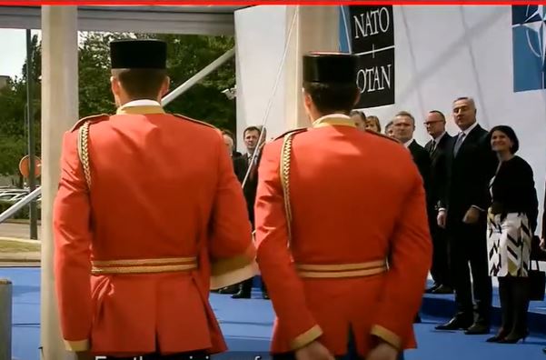 Urnebesno istraživanje: Ispada da nema ni Srbina u Crnoj Gori koji se ne kune u NATO, a kamoli Crnogorca, što je izmišljotina!