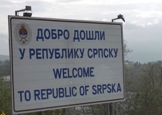 Mrkonjić Grad: Prosuta farba na tablu "Dobrodošli u Republiku Srpsku"(FOTO)