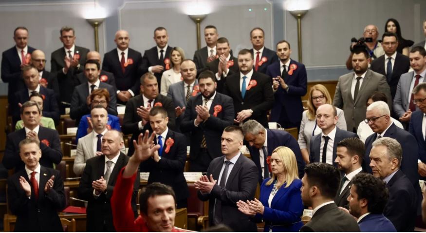 HIT IZ CG SKUPŠTINE: Pogledajte kako Spajić peva himnu - dirigent u zanosu, predsjednik USTA NE OTVARA (VIDEO)