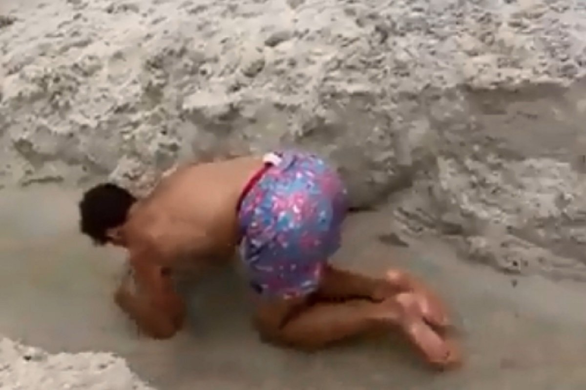 VIRALAN VIDEO: Ručno kopani kanal na plaži izazvao haos, reagovala i policija (VIDEO)