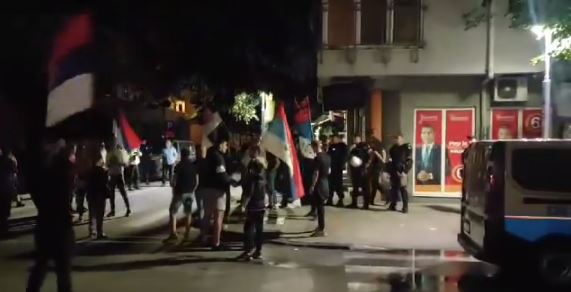 NIKŠIĆ: Učesnici auto-kolona ispred kancelarija Demokrata skandirali “Izdaja, idaja”