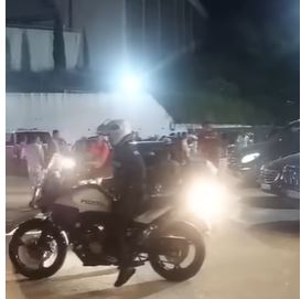 POJAVIO SE SNIMAK DRITANA KAKO NAPUŠTA DISKOTEKU: Mladići uzvikuju "Ua!" i "Milo!", iz policije kažu da nije napadnut (VIDEO)