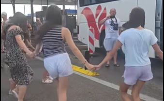 SRBIJA BRALE Djeca zaigrala kolo ispred autobusa: Snimatelj otjerao graničnog službenika koji je negodovao (VIDEO)