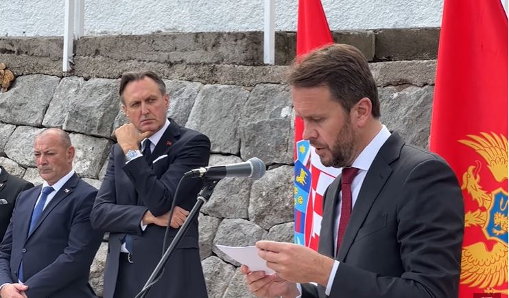 Ministar smijenjen prije devet mjeseci, naredba ostala, ploču u Morinju niko ne smije da ukloni!