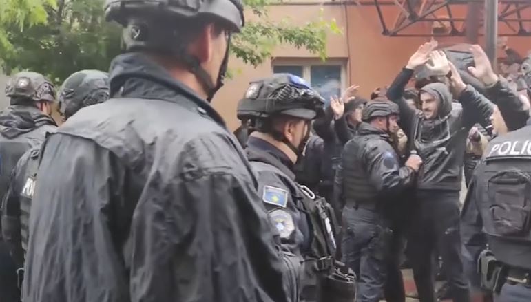 UŽASNA TORTURA U KURTIJEVOM KAZAMATU!  Sin Zorana Kostića: Oca mi drže satima vezanog!