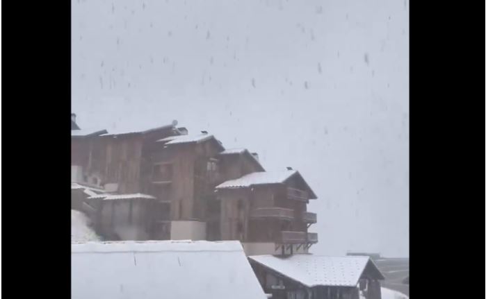 PADA KAD MU VRIJEME NIJE: Snijeg zabijelio Alpe u avgustu (VIDEO)