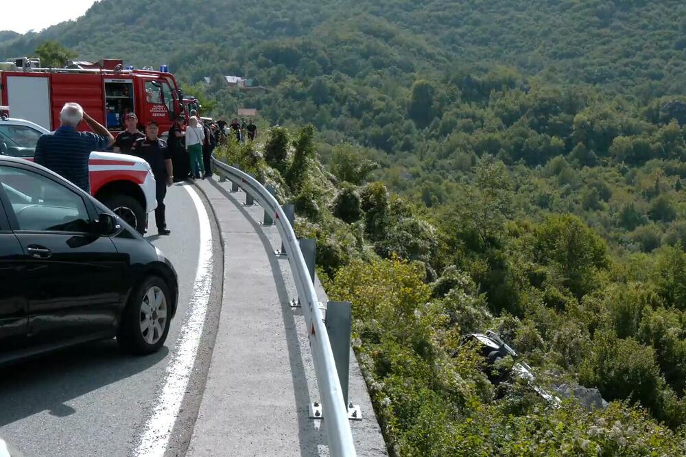 NAJMANJE TROJE POGINULIH U STRAVIČNOJ SAOBRAĆAJKI: Autobus sletio sa puta, policija i Hitna na terenu