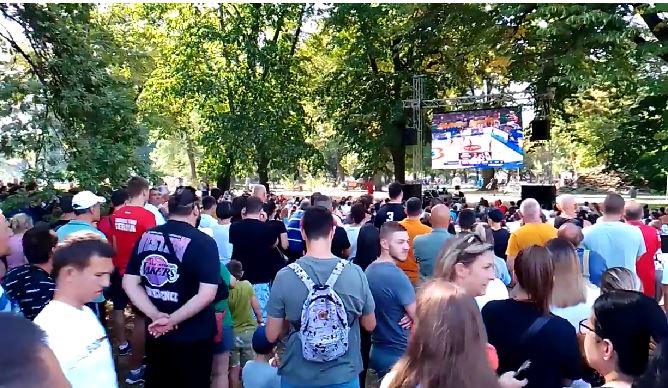 BANJALUKA SVIM SRCEM UZ „ORLOVE“: Navijači u navjećem gradu Srpske budno prate finale Mundobasketa (FOTO/VIDEO)