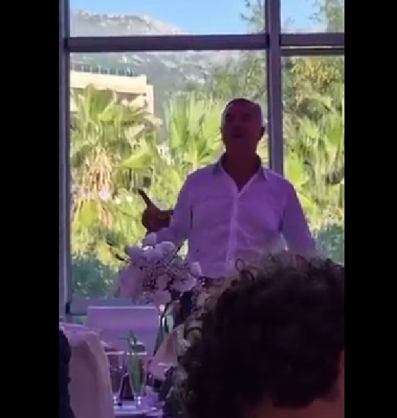 E OVO JE PENZIJA...Pogledajte kako Đukanović bezbrižno pjeva "Slike u oku" (VIDEO)