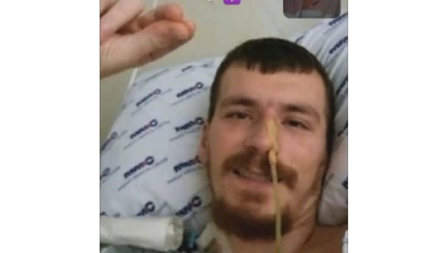 Boriša Simanić je heroj! Prva fotografija iz bolnice, osmijeh i tri spojena prsta nakon najgorih dana u životu (FOTO)