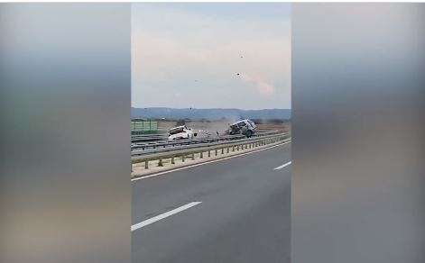 POGLEDAJTE MOMENAT SUDARA AUTOMOBILA NA AUTO-PUTU MILOŠ VELIKI! "Fiat" juri u kontra-smjeru i zakucava se u automobil (UZNEMIRUJUĆE)