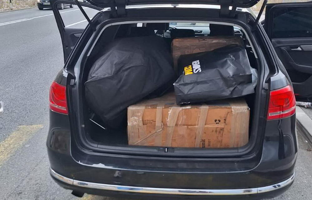 MOMENTALNO POHAPSII CRNOGORCE: Policija zaustavili folksvagen a kad su vidjeli šta KRIJU U PRTLJAŽNIKU ostali u šoku (FOTO)