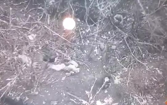DRON ZABILJEŽIO NESTVARNU SCENU NA FRONTU U UKRAJINI: Udario ga puškom pa uskočio u rov da se obarčunaju PRSA U PRSA (VIDEO)
