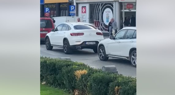"Lažni policajac" ponovo reguliše saobraćaj u Banjaluci (VIDEO)