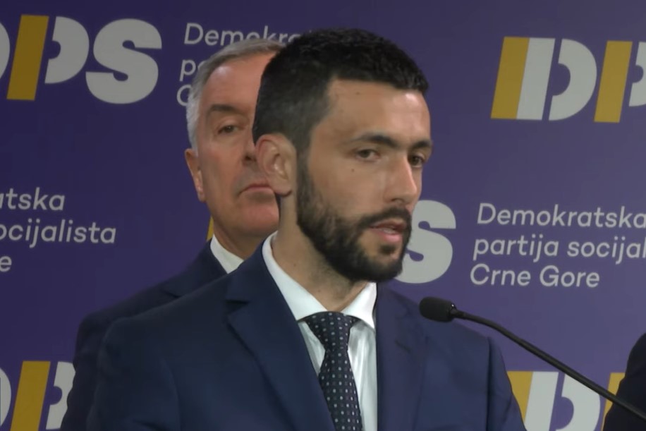 DPS I DALJE ALERGIČAN NA TROBOJKU! Bošnjaci im okrenuli leđa! DPS I DALJE ALERGIČAN NA TROBOJKU! Bošnjaci im okrenuli leđa! Podneli krivičnu prijavu protiv Andrije Mandića zbog „zastave druge države“
