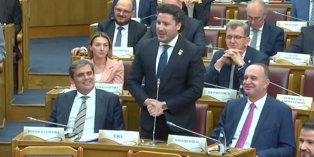 "DOBRO VEČE IZGUBLJENA NADO" Smijeh u crnogorskoj skupštini prilikom izlaganja Abazovića (VIDEO)