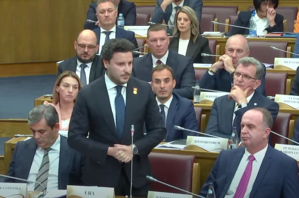 DRITAN NA PRVOM PREMIJERSKOM SATU POSLAO SPAJIĆU SKRIVENU PORUKU: Pomenuo ljude iz Njemačke koji nemaju kosu (VIDEO)