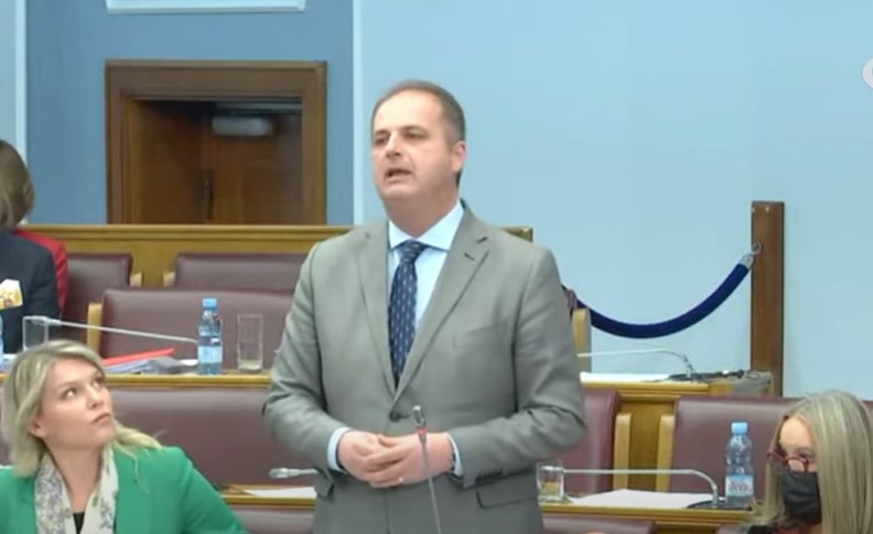 Nimanbegu podnio neopozivu ostavku