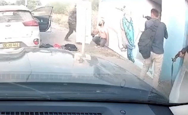 SNIMAK OTMICE SRPSKOG DRŽAVLJANINA U IZRAELU! Hamasovci bacali bombe u sklonište, upali i ODVUKLI IH U GAZU (UZNEMIRUJUĆI VIDEO)