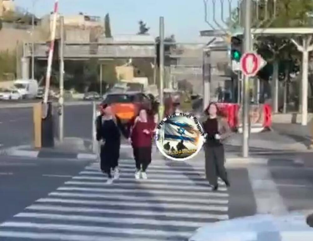 PRVI SNIMAK TERORISTIČKOG NAPADA U JERUSALIMU: Odjekuju pucnji kod autobuske stanice, ljudi u panici bježe, DVOJE MRTVIH (VIDEO)