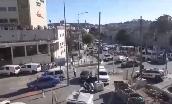 TERORISTIČKI NAPAD U JERUSALIMU! Ranjena dva izraelska policajca, jedan u kritičnom stanju (VIDEO)