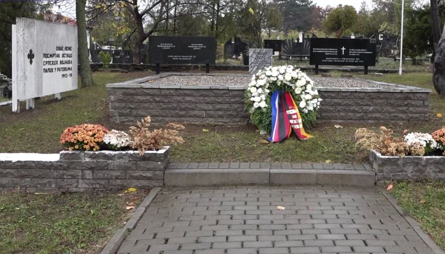 SKANDAL! Na zahtjev ambasade UKLONJEN SPOMENIK SRPSKIM BORCIMA na groblju u Prištini! (VIDEO-FOTO)