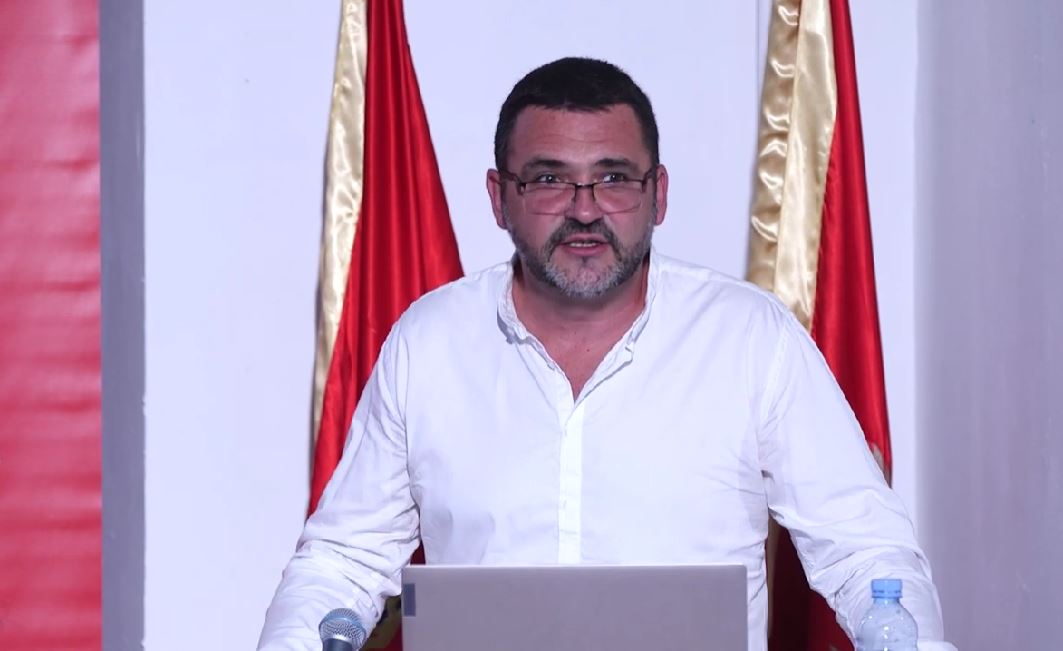U Čirgićevom udžbeniku „crnogorskog“ za gimnazijalce stoji pojam „PIVAGRA“ – kombinacija piva i vijagre!