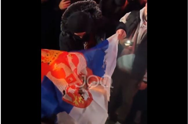 Srbija uputila protestnu notu Albaniji zbog paljenja srpske zastave na trgu u Tirani