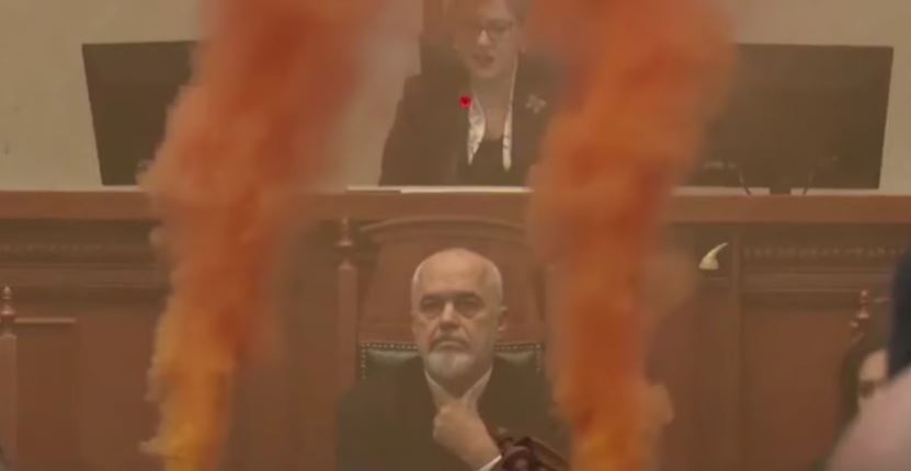 BARIKADE I DIMNE BOMBE Sukob u Skupštini Albanije UMALO IZBIO POŽAR: Edi Rama napustio sednicu (VIDEO)