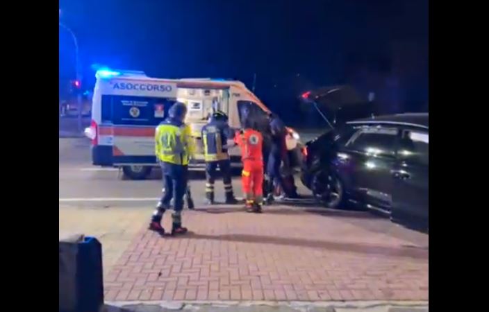 BALOTELI SLUPAO AUTO VRIJEDAN 100.000 EVRA! Fudbalera doktori pridržavali dok je ulazio u vozilo HITNE pomoći (VIDEO