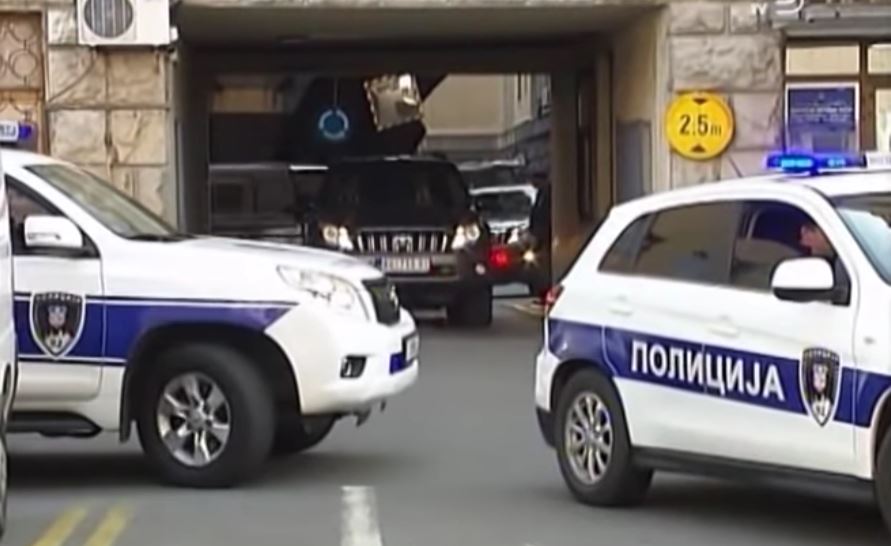 BAČENA BOMBA NA KUĆU DRAGOSLAVA KOSMAJCA: Policiju pozvala njegova supruga!
