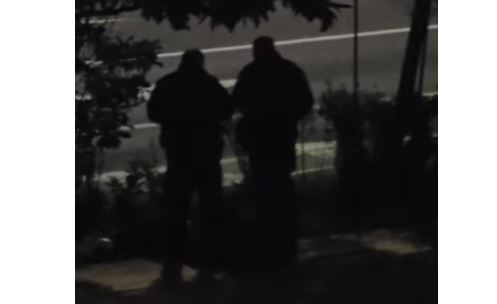 UZNEMIRUJUĆI VIDEO IZ PODGORICE: Ženska osoba pretučena i ostavljena da leži na trotoaru