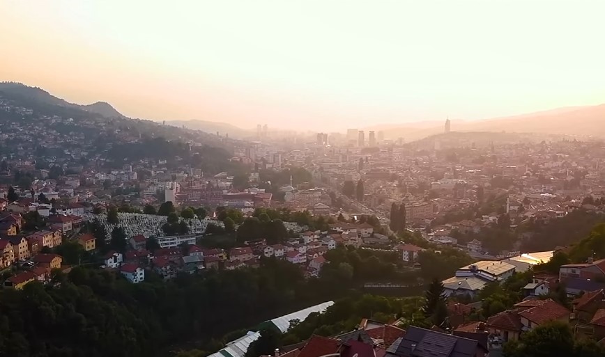 VANDALIZAM ZBOG GLASANJA U UN! Grafiti na ambasadama Mađarske i Slovačke u Sarajevu