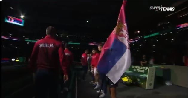 SRBI NISU USTUKNULI: „Veseli se srpski rode“ još jače zagrmilo sa razglasa – Novak i ekipa izašli uzdignute glave (VIDEO)