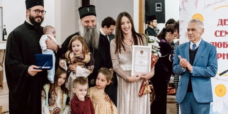 PATRIJARH ODLIKOVAO DANICU CRNOGORČEVIĆ Harčenko: Jačanje porodice jedan je od najvažnijih zadataka u sklopu jačanja suvereniteta i nacionalnih vrijednosti