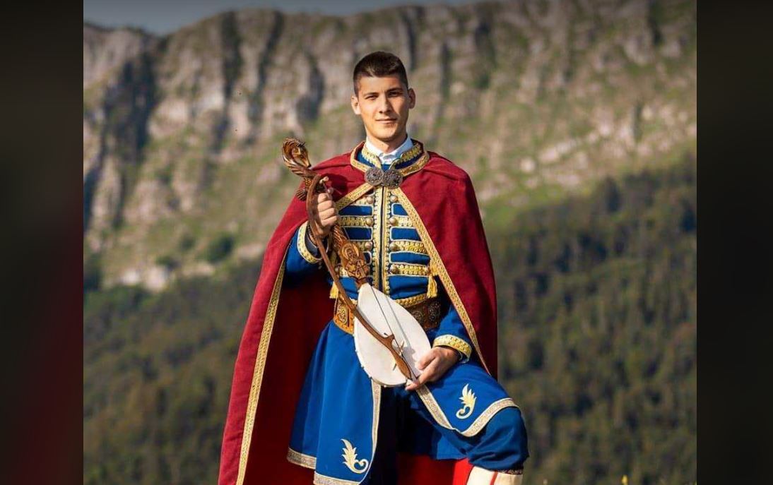 MAKSIM JE NAJBOLJI SRPSKI GUSLAR I POTOMAK SLAVNOG VOJVODE: Gusle su pokušali da uguše u Crnoj Gori jer su nastavak liturgije, ali i nezgodan svjedok – prvi srpski medij! (VIDEO)