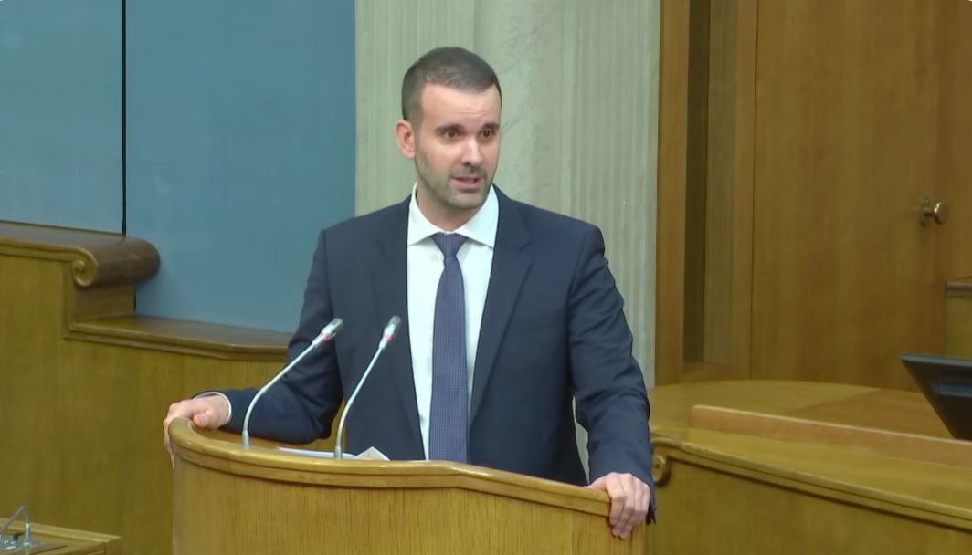 PREMIJERSKI SAT: Spajić danas odgovara na pitanja poslanika