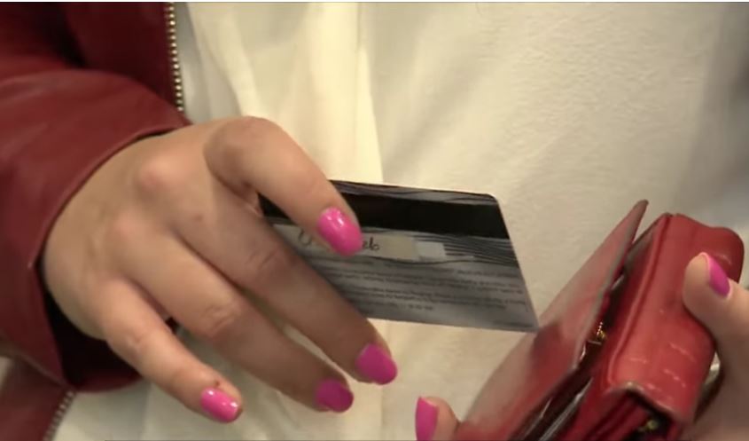 Fotografisao platne kartice gostiju pa prebacio 2.500 evra na svoj nalog za klađenje