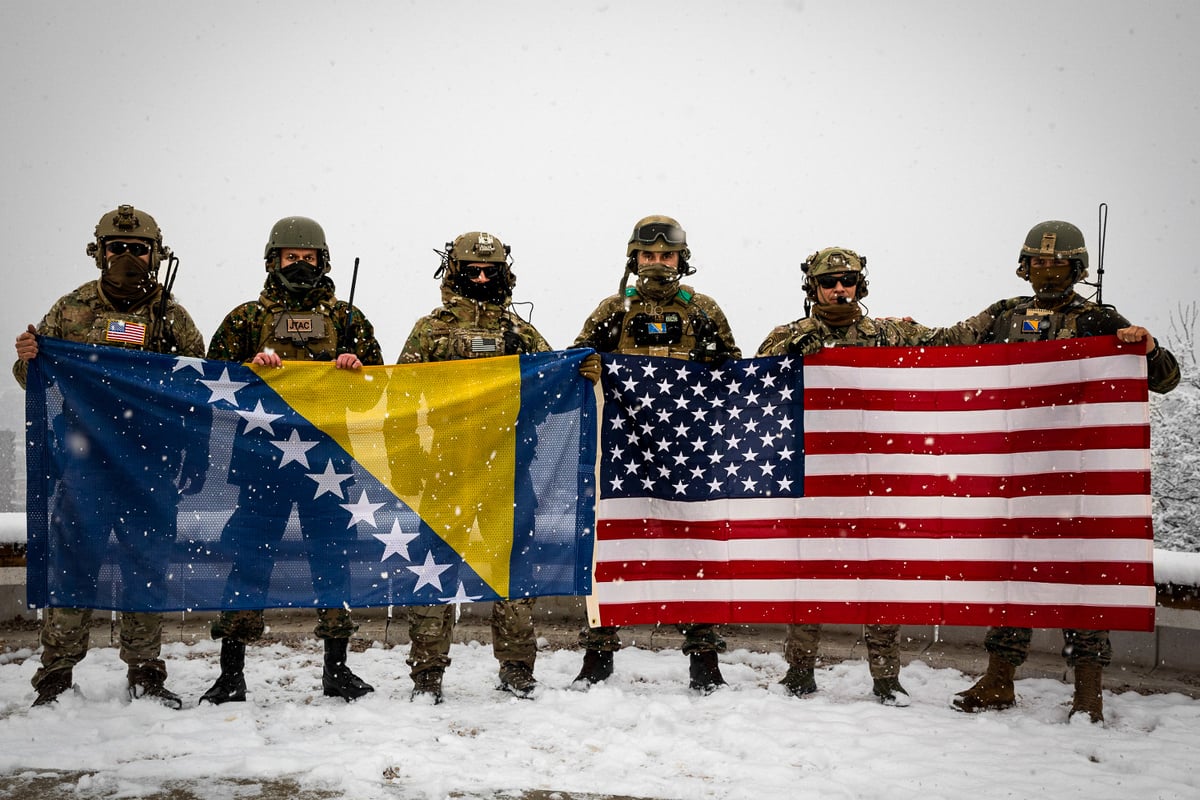 OPET BI DA BOMBARDUJU SRBE! Amerikanci objavili fotografije iz kokpita američkog BOMBARDERA u preletu preko Srpske! (FOTO)