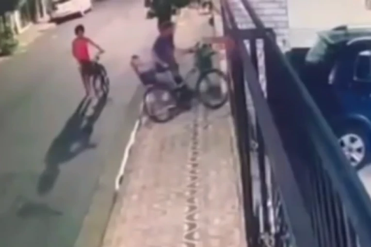 UBIJEN ŠKALJARAC U BRAZILU! Isplivao jeziv snimak - likvidiran pred djetetom (4) i ženom! (VIDEO)