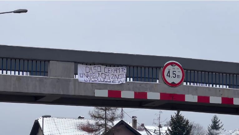 "DASO ČEKAM TE..." Misteriozna poruka na pasareli u Banjaluci