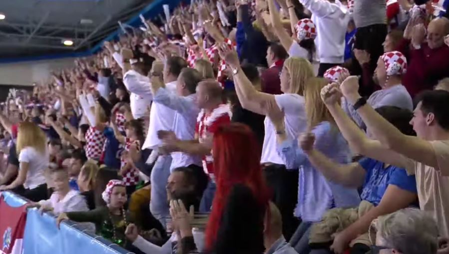 NAPRAVILI IM UGOĐAJ KAO DA SU NA CETINJU Hrvatski navijači Crnogorce dočekali Tompsonom ali romansa nije dugo trajala: Intervenisala policija!