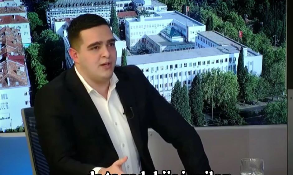 TEŽAK INCIDENT U PODGORICI! Kamenovan stan odbornika koji često kritikuje kriminalne pojave u crnogorskom društvu