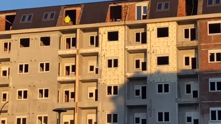 DRAMA U PODGORICI! Počelo rušenje Lamele C, stanari odbijaju da izađu iz zgrade: Radnici macama razbijaju podkrovlje