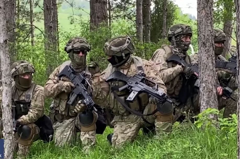 NA OBUCI POVREĐENA PRIPADNICA VCG: Poručnici pukla eksplozivna naprava u ruci!