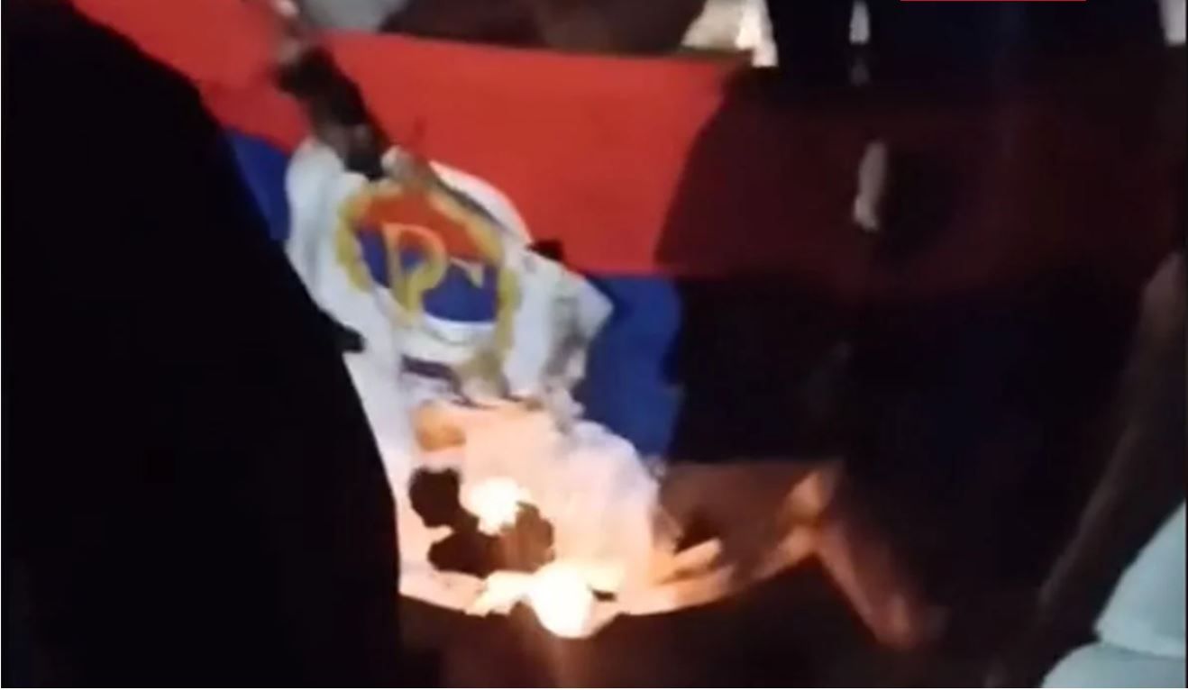 SRAMNA PROVOKACIJA! Uz tekbiranje i povike “Alahu ekber” zapalili zastavu Republike Srpske (VIDEO)