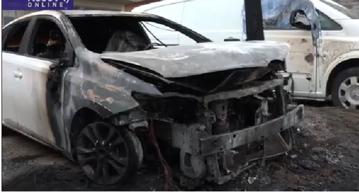 NAPAD NA SRBE U LEPOSAVIĆU! Zapaljen automobil načelnici opštinske uprave u srpskom sistemu (VIDEO)