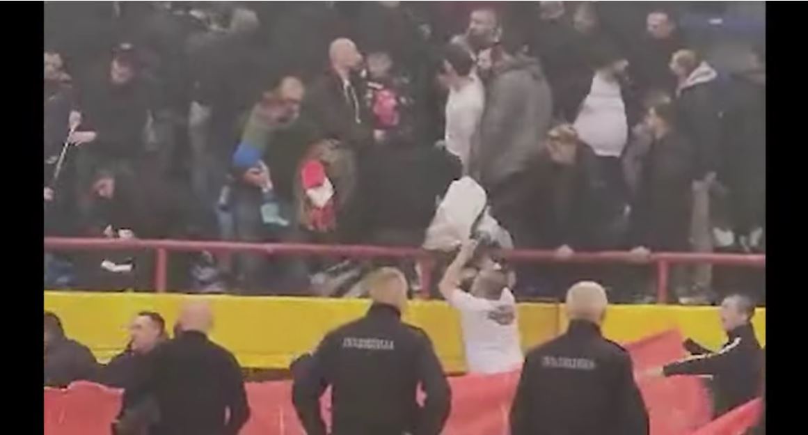 TUČA NA RUKOMETNOJ UTAKMICI!  Navijači Zvezde se sukobili, povrijeđen i jedan rukometaš (VIDEO)